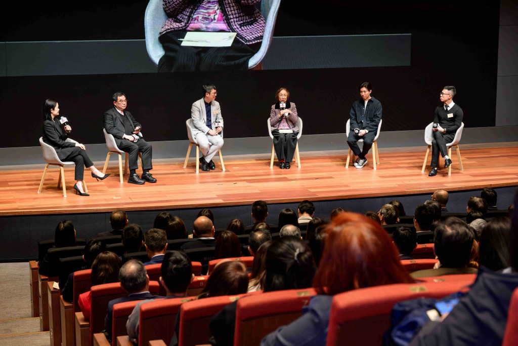 图五为劳工及福利局副局长何启明太平绅士(左三)、东华三院行政总监苏祐安先生(左二)，连同香港大学社会工作及社会行政学系荣誉教授陈丽云教授(右三)、导演黄肇邦先生(右二)及东华三院「圆满人生服务」社工刘浩贤先生(右一)于纪录片《泊》先导片播放后，在映后座谈环节以「好生·好死」为题，分享对本港推动晚期照顾及生死教育发展的观点。