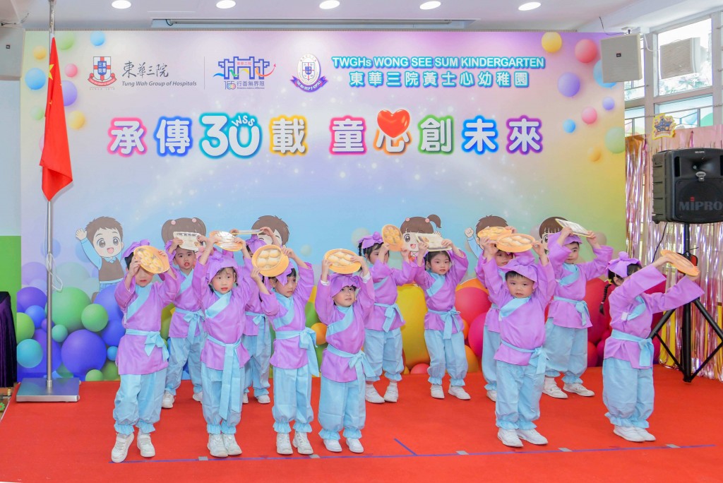 图三及四为学生于典礼上呈献精彩表演。