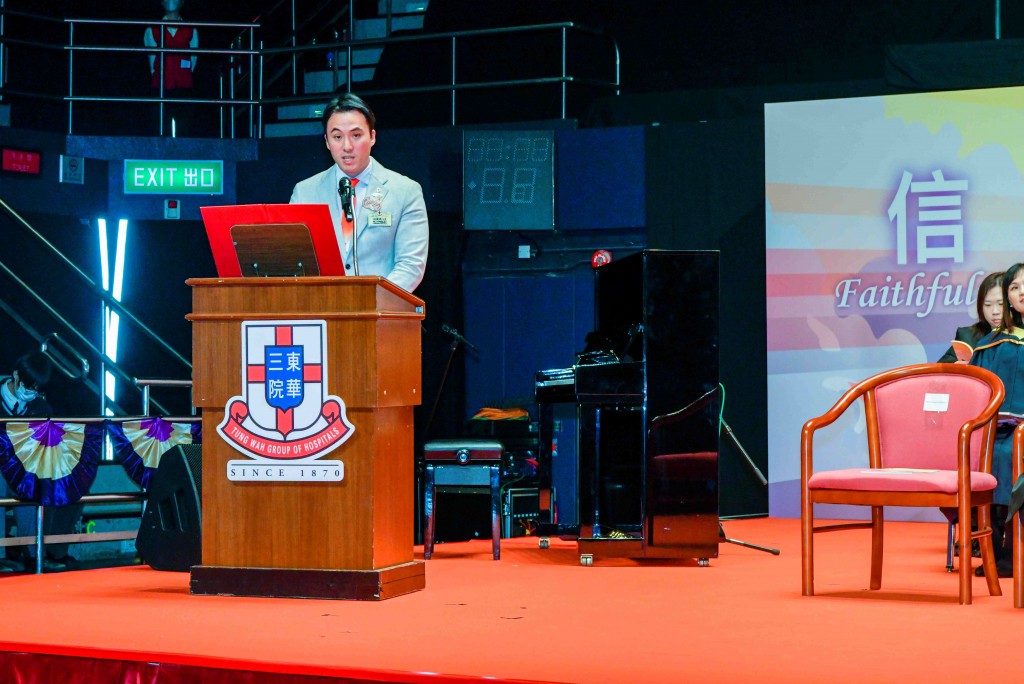 图二为东华三院主席暨名誉校监何猷启先生恭贺同学踏上新的人生旅程，并期望他们发扬东华精神，为社会作出贡献。