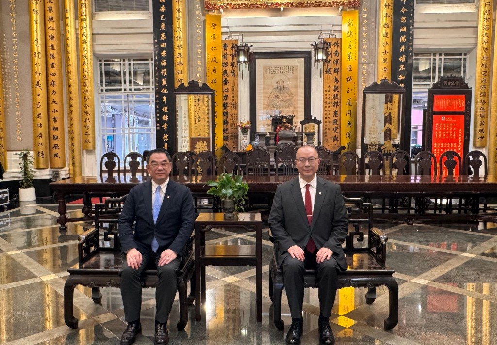 图一: 东华三院主席曾庆业先生(图右)及东华三院行政总监苏祐安先生(图左)回应 2026 年《施政报告》