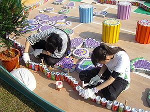 该校师生不仅制作了「环保智能屋」，亦用汽水罐、胶樽盖及回收物料砌成一个「环保艺术花园」，将环保及艺术融入生活，不但提醒人们回收再用的重要性，学生也可作休憩之用