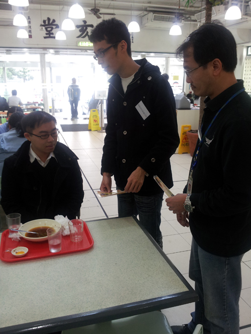 广华医院志愿者及香港浸会大学的环保大使在职员餐厅向职员及公众食客推广「善用厨余再生堆肥」行动