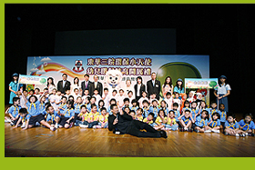 东华三院属校幼稚园及幼儿园生于活动上宣读「绿色生活 由我开始」誓章，承诺实践环保生活的决心。