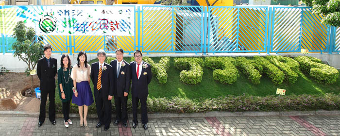 众嘉宾于东华三院王余家洁纪念小学的有机菜田前合照。