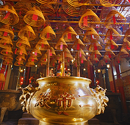 文武庙向香港市民提供逾世纪的庙宇祭祀服务，深受各界支持，香火鼎盛。