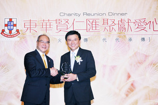 Dr. John LEE (left), Chairman of Tung Wah, presenting a souvenir to Prof. the Hon. K. C. CHAN, SBS, JP, Secretary for Financial Services and the Treasury, for appreciation of his gracious presence as Guest of Honour of the event.