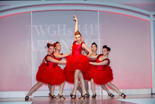 为配合晚会主题特别呈献的现代舞蹈“The Red Cheers”。