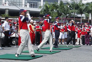 主礼嘉宾黎桂康副主任(左二)及李少光局长(左一)主持开球仪式。