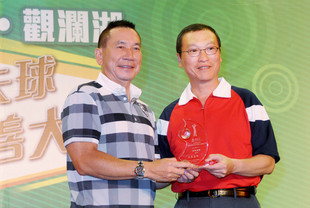 张佐华主席(右)致送纪念品予冠名赞助人康驰集团行政总裁左其光先生。