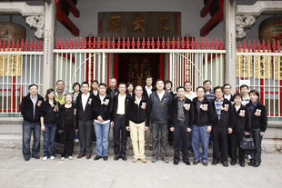 李三元主席(前排中)与董事局成员及高级职员于文武庙前合照。