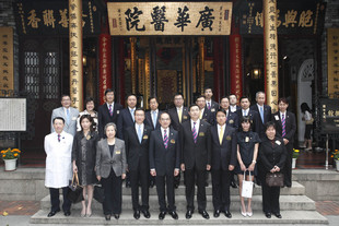 东华三院主席李三元博士（前排中）与董事局成员于东华三院文物馆前合照。