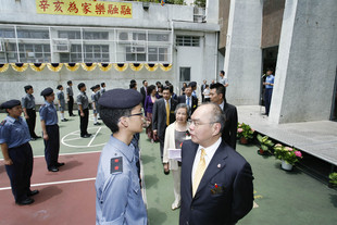 李三元主席检阅东华三院辛亥年总理中学的制服团队。