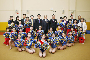 董事局成员与东华三院邓肇坚小学体操队合照。
