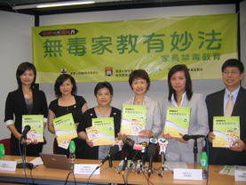 (From right) Mr. LAM Kwok Keung, Chief School Development Officer (Sham Shui Po), Education Bureau, Ms Shirley Marie Therese Loo, MH, JP, Chairman of the Working Group on Anti-drug resource kit for parents, Narcotics Division, Security Bureau, Ms Sally WONG, The Commissioner for Narcotics, Dr. Sandra TSANG, Head, Department of Social Work and Social Administration, The University of Hong Kong, Ms. CHUNG Yin Ting, Supervisor, Cross Centre, TWGHs and Ms. CHAU Wai Man, Lajo, S(Y), Social Welfare Department showing the anti-drug resource kit at the briefing session.