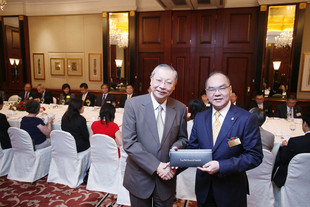 东华三院主席兼名誉校监李三元博士（右）致送纪念品予孙明扬局长。