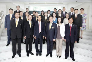 东华三院主席李三元博士（前排右三）联同董事局成员与中联办黎桂康副主任（前排左三）及官员合照。