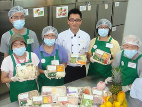 CookEasy「煮餸易」学员为顾客预备健康餸菜包。