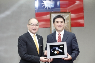 Dr. John LEE receiving a souvenir from the Mayor Dr. HAU Lung-bin.
