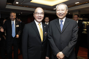 教育局孙明扬局长（右）与李三元主席于午餐聚会前合照。