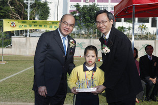 学生代表致送纪念品予黄启鸿总课程发展主任（右），并由李三元主席陪同。