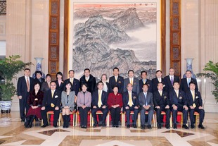 中央统战部尤兰田副部长(前排左六)等领导与东华三院董事局访京团成员合影。