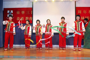 学生为二十周年校庆演出。