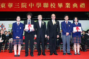 律政司司长黄仁龙资深大律师（左三）颁发毕业证书予毕业学生代表，由东华三院主席李三元博士（右三）陪同。