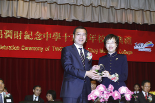 东华三院副主席张佐华（左）致送纪念品予教育局副秘书长叶曾翠卿太平绅士。