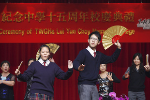 东华三院吕润财纪念中学学生于校庆典礼上表演。