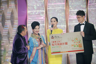 「东华之友」每月捐款计划星级荣誉大使杨千华于晚会上呼吁市民支持每月捐款计划，一起「月捐月多福」。