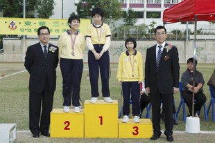 教育局首席督学黎锦棠（左一）及东华三院主席兼名誉校监梁定宇与获奖学生合照。