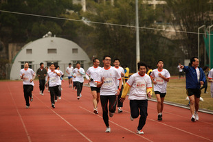 逾一千名智障运动员及伴跑员参与马拉松比赛携手奔向共融。
