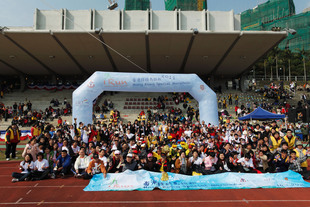 各嘉宾与得奖运动员及伴跑员合照。