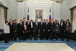 马英九总统与东华三院董事局成员合照。