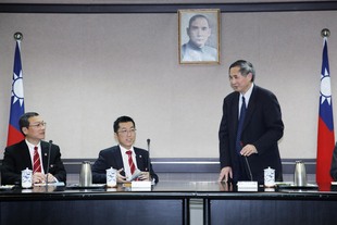 行政院大陆委员会刘德勲副主任委员(右)接待东华三院访问团成员。