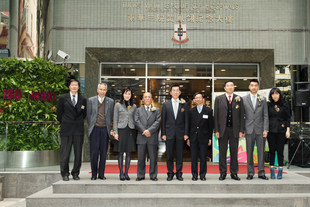 一众嘉宾及董事局成员在东华三院行政总部合照。
