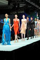 模特儿在台上展示VERSACE最新2011春夏男女服饰。