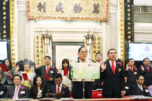 东华三院2011/2012年度主席张佐华(前排右)联同董事局成员宣誓就职。