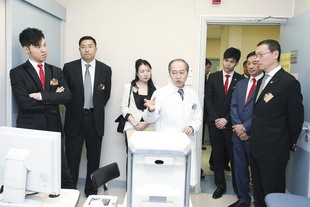 东华三院张佐华主席（右一）及董事局成员参观各项医疗设施。