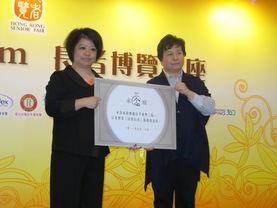 东华三院第五副主席暨社会服务委员会主任委员何超蕸(右)代表接受永念服务有限公司总经理鲍慧玲女士捐赠十个灵灰龛位予参加东华三院「活得自在」计划的无依长者。