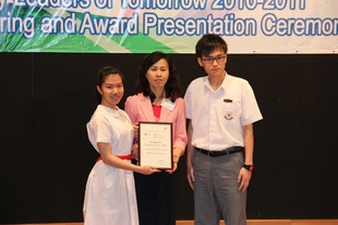 东华三院黄凤翎中学学生获教育局副秘书长陈美宝颁发优秀社会服务奖。