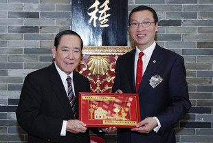 东华三院张佐华主席(右)致送纪念品予澳门镜湖慈善会许世元副主席。