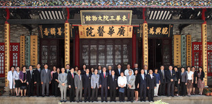 东华三院董事局成员与澳门镜湖慈善会代表团于东华三院文物馆前合照。