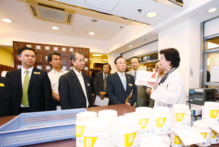 澳门镜湖慈善会代表团参观广华医院中医科研中心。