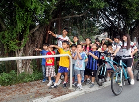 BiciLine导赏员带领参加者了解壆围一带的生态环境。
