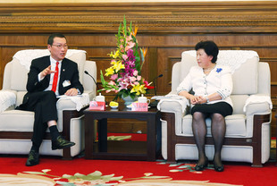 中央统战部副部长尤兰田（右）与东华三院张佐华主席交流香港及东华三院事务。