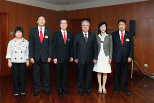 东华三院张佐华主席（左三）及董事局四位副主席与国家民政部部长李立国（右三）合照。