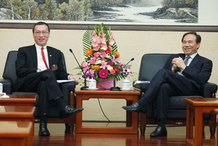 东华三院张佐华主席（左）率领访京团拜访国务院港澳办公室副主任周波。
