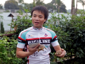 BiciLine导赏员热心投入工作，教授参加者原野烹饪技巧（上图）及讲解生物特性（下图）。