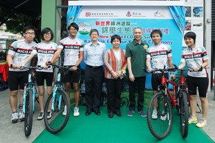 东华三院第五副主席暨社服委员会主任委员何超蕸小姐（右四）及新世界发展有限公司总经理陈观展先生（右三）与嘉宾及BiciLine导赏员一同主持「新世界绿洲游踪－锦壆生态游」路线启动仪式。